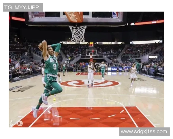 塔图姆分享惊艳扣篮视频引发热议鞋子成关键因素引发讨论