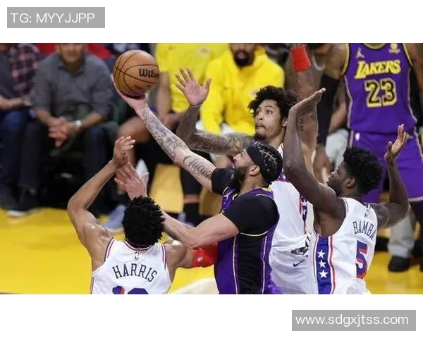 浓眉首节表现稳健轻松斩获5分5板1助展现强大状态 浓眉首节表现稳健轻松斩获5分5板1助展现强大状态