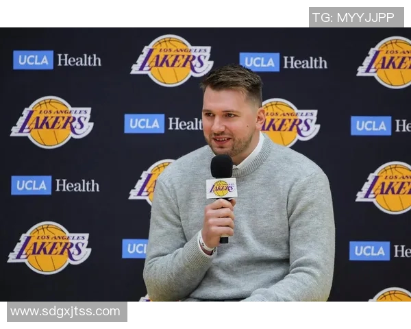 东契奇上半场狂砍32分詹姆斯无奈在替补席打哈欠观战