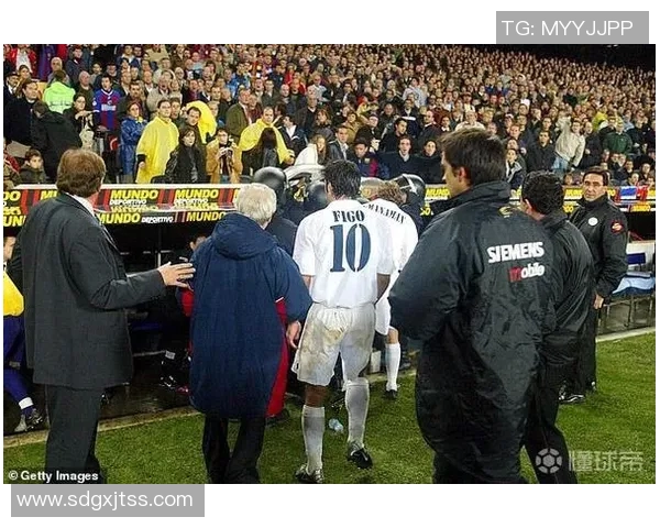 拉波尔塔回忆菲戈在巴萨的辉煌岁月强调生活必须向前看