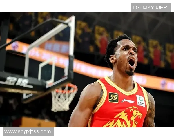 布朗怒斥裁判组失误致球队失利赛后发声引发热议