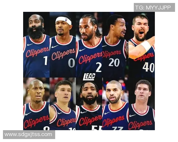 快船训练营首日盛况：灯泡组合同框小卡与比尔携手出击