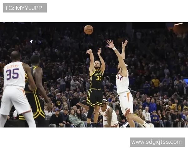 无奈之战库里22投12中三分7记独砍35分却难救勇士于水深火热之中