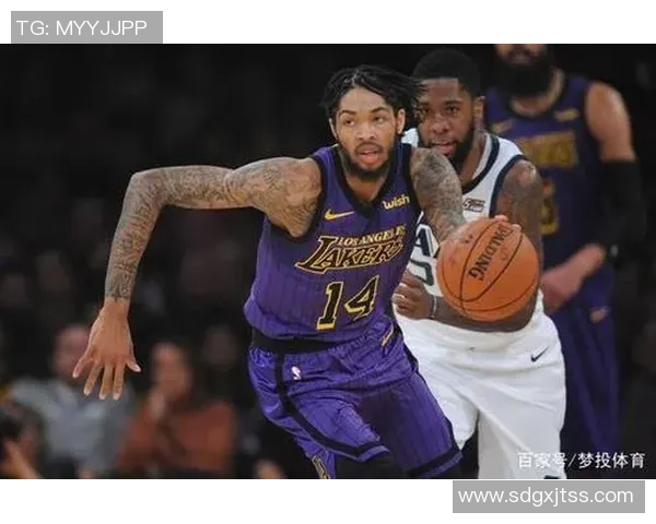 朗佐鲍尔表现平平三分球失准8投仅中2得6分5篮板5助攻2抢断