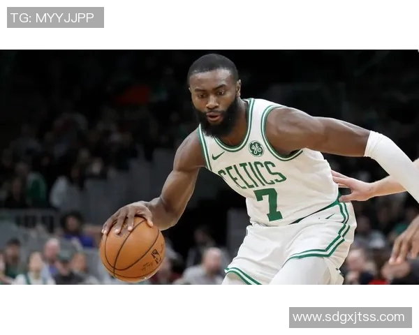 杰伦布朗次节火力全开狂砍18分半场14投9中斩获22分助攻与抢断表现出色