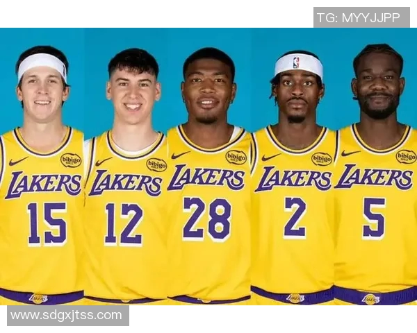 范德比尔特回忆2016年与詹姆斯合影并称其为历史最佳球员