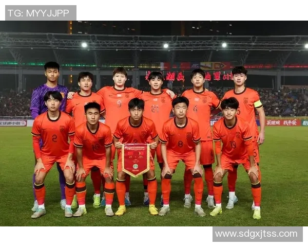 中国犀旺队在法国欧塞尔足球训练基地隆重举行升国旗仪式展现爱国情怀