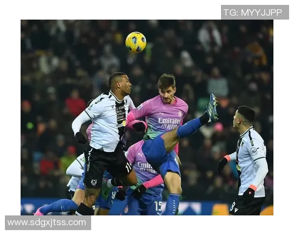 奥卡福进球瞬间意外出现沙滩球引发热刺球迷热议