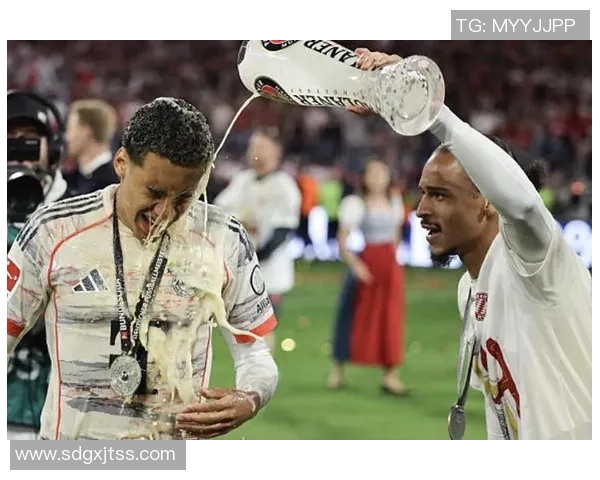 穆西亚拉亲临训练场为队友加油助威并热情签名回馈球迷 穆西亚拉亲临训练场为队友加油助威并热情签名回馈球迷