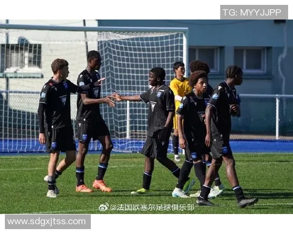 中国犀旺队在法国欧塞尔足球训练基地隆重举行升国旗仪式展现爱国情怀