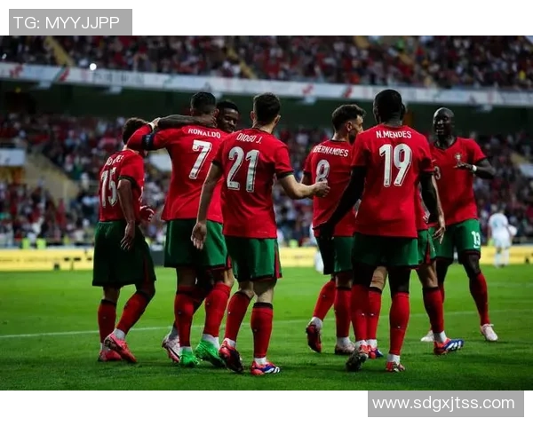 葡萄牙球员内维斯等在巴黎夺七冠国家队发海报庆祝辉煌成就