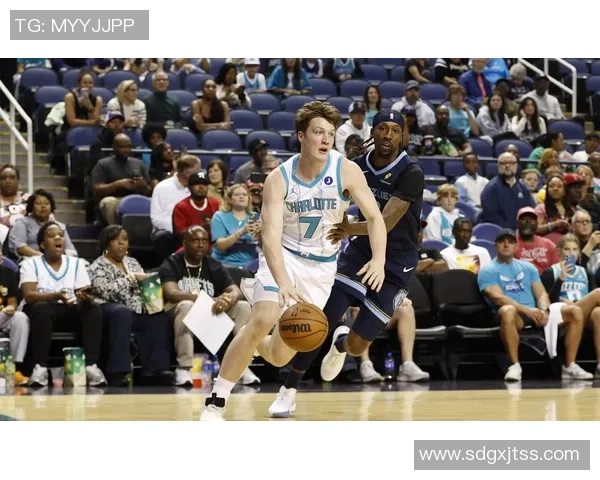 克尼佩尔表现抢眼11投6中斩获19分10篮板9助攻接近三双