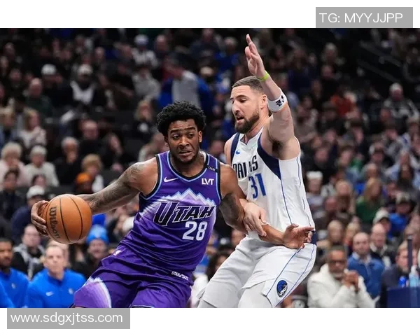 克莱汤普森生涯达成17000分里程碑临时总经理芬利亲自赠送比赛用球 克莱汤普森生涯达成17000分里程碑临时总经理芬利亲自赠送比赛用球