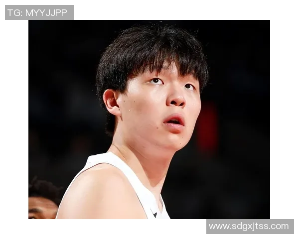 开拓者众将亮相秀场杨瀚森背粉色书包格兰特传统服饰引关注